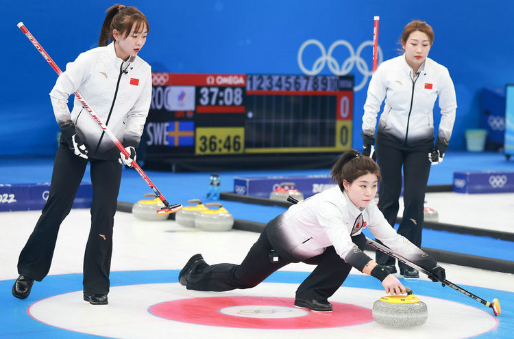 图说冬奥 | 女子冰壶循环赛，中国队11比9战胜加拿大队