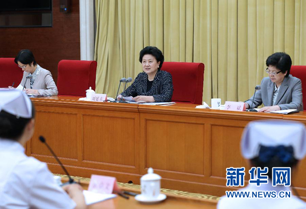 刘延东与南丁格尔奖获得者和护理工作者座谈