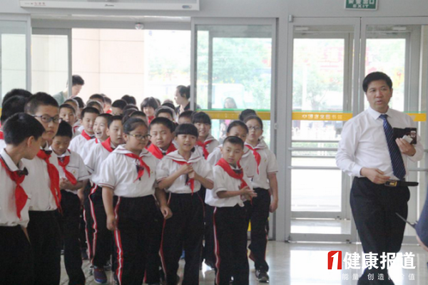 裘加森带领小学生走进中国盲文图书馆