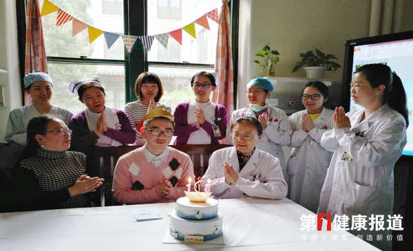 协和医院为18年前出生的早产儿举办成人礼