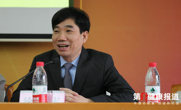 徐安龙建议中医药大学培养“赤脚医生”