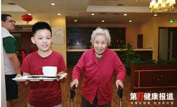 国际学校学生走进养老公寓体验中华孝道