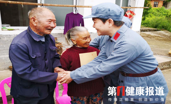 吴红带领“公益长征行”慰问红军后代