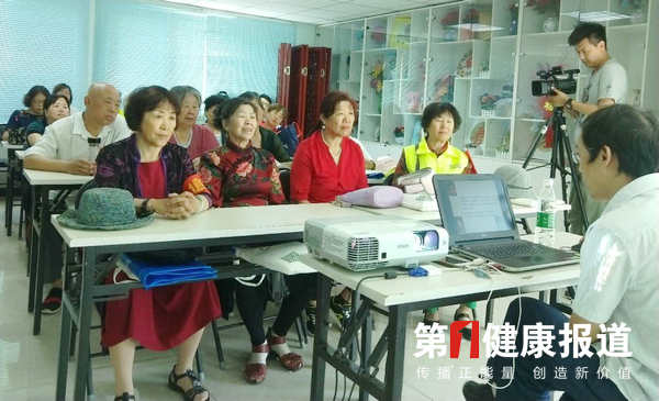  北京孙桂芝公益基金与光大银行在社区办讲座