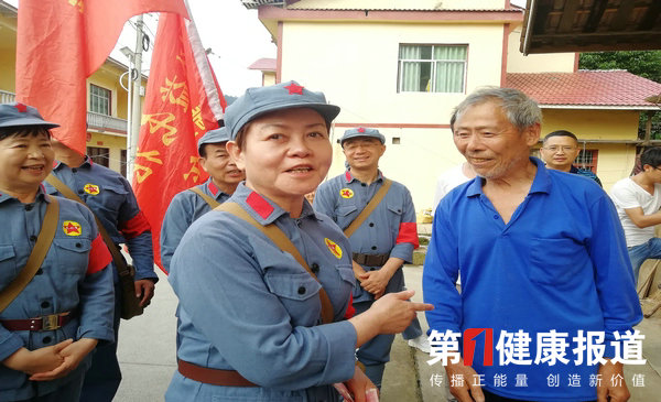 吴红以百姓之心慰问红区群众党员