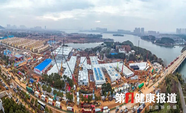 习主席批准 军队抽组1400名医护3日起承担武汉火神医院救治