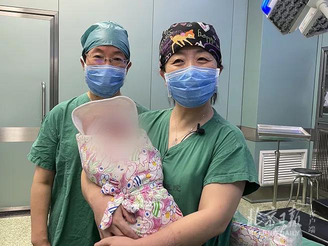 中国首例！北京妇产医院冻存卵巢自体移植患者成功自然怀孕分娩