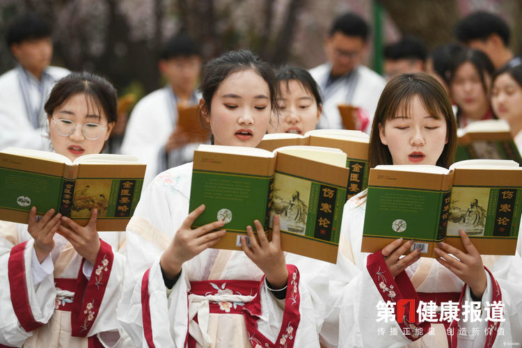 关于|突出特色，加强中医药人才队伍建设