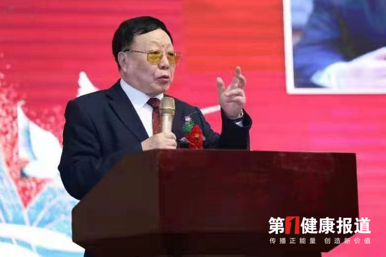 北京老人张金生痴迷中医成为学者获颁健康宣传大使