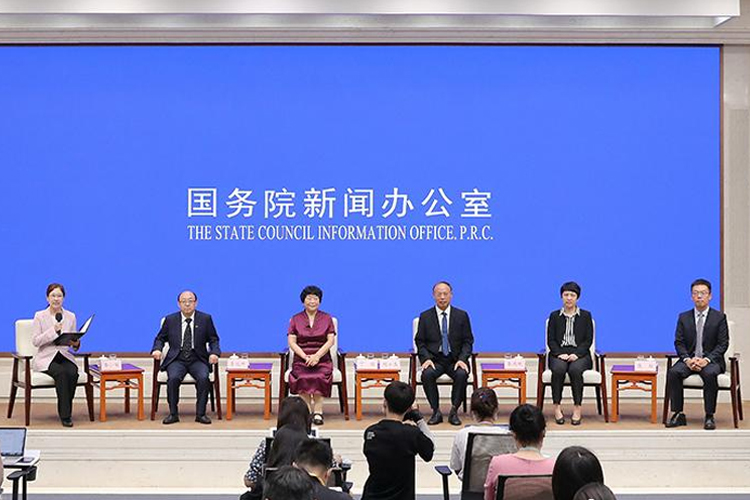 国新办就“最美医生”举行中外记者见面会.jpg