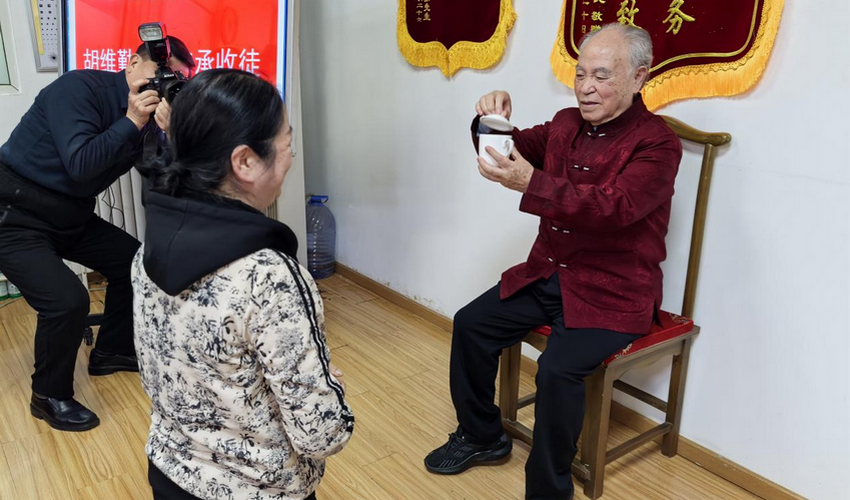 传承：第六代瑶医传承人黄奇芳拜师红墙国