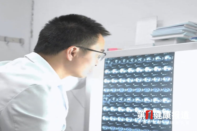 吴文广主任医师业精于勤获颁健康宣传大使