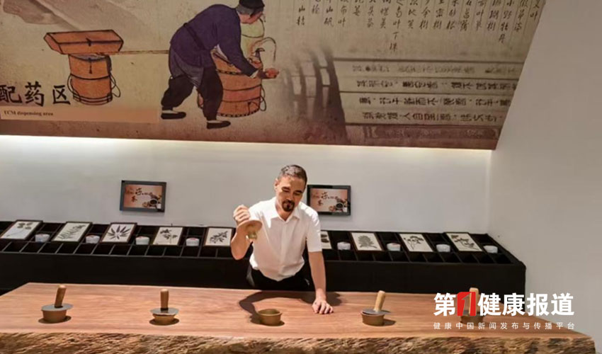 罗洪五合守正创新彝医药获颁健康宣传大使