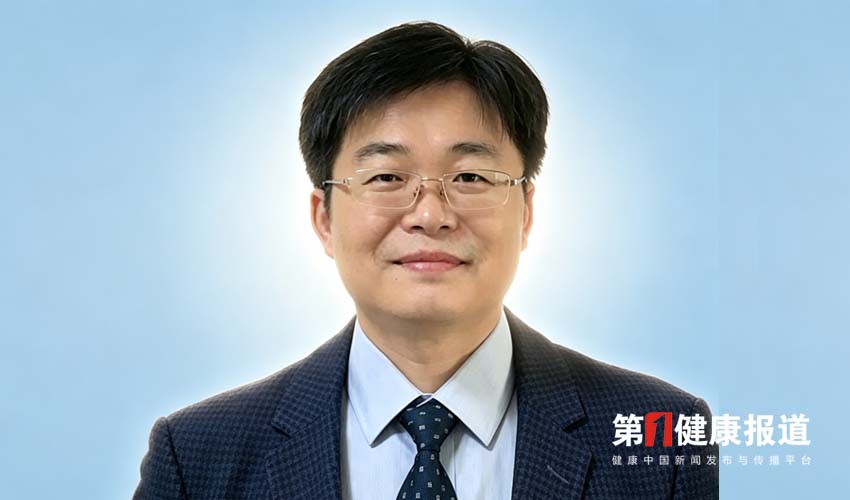 牟秀峰30年致力健康水生态获颁健康宣传